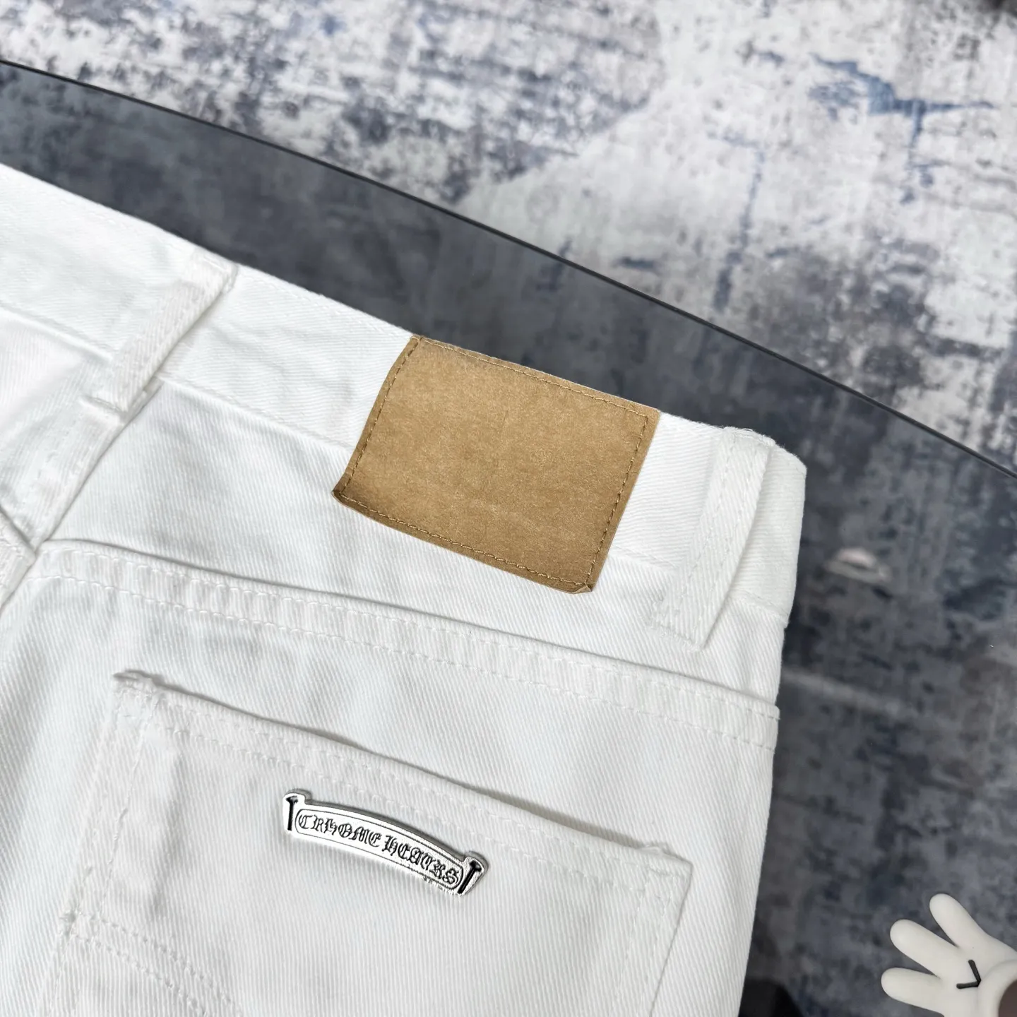 P250 Chrome Hearts & Chrome Hearts high street jeans with leopard pattern and vintage graffiti painting on white background. Chrome Hearts are the most popular pants in color. Made of beaded canvas fabric, heavy washing makes the upper body of the fabric more textured and the pants are tall and straight! The three-dimensional cutting of the whole trousers is a masterpiece! The hardware is customized by zp. The beaded canvas fabric is thick and soft after being washed. It has good breathability. Customized small leather label. Unique design. The details are simple and elegant, and the workmanship is exquisite. The whole trousers are neatly routed and the details are in place! Trendy people have been disappointed. From the quality selection of fabrics, the tailoring of details, and the matching of patterns, everything is impeccable! The upper body is so handsome when worn...it can be easily worn by men, women and children! The craftsmanship is made of heavy-duty washed pure cotton denim fabric. After washing, it is soft and thick and looks very stylish when worn. Color: White Size: 28 30 32 34 (S-XL)